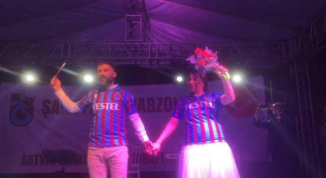Trabzonsporun şampiyonluk kutlamasında nikah yaptılar