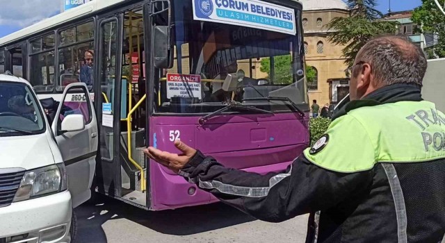 Trafiği kilitleyen sürücüyü polis böyle uyardı: