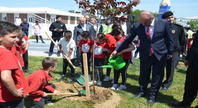 Trafik Eğitim Parkında fidanlar toprakla buluştu