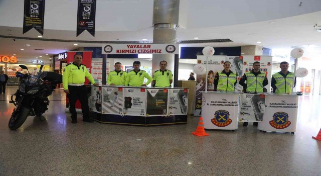 Trafik ekipleri AVMde stant açarak çocukları bilgilendirdi