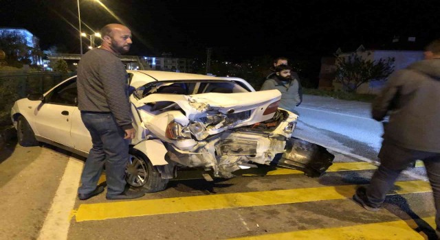 Trafik kazasında otomobil hurdaya döndü: 1 yaralı