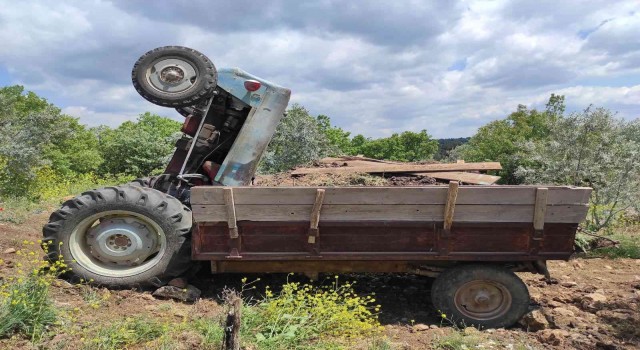 Traktörle römorku arasına sıkışan kadın yaralandı