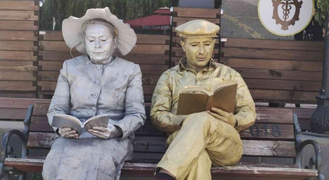 Tuncelide kitap okumanın önemini anlatmak için canlı heykel performansı sergilendi