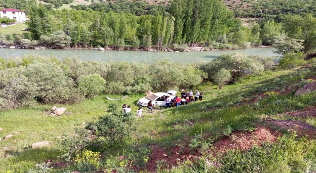 Tuncelide otomobil şarampole yuvarlandı: 4 yaralı