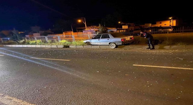 Turgutluda kontrolden çıkan otomobil refüje çarptı: 2 yaralı
