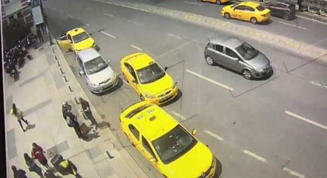 Turistlerin 3 bin dolarını ‘tırnakçılık yöntemiyle çalan taksiciler kamerada
