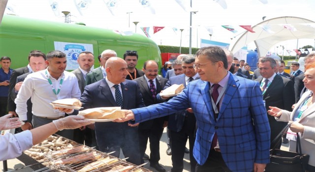 Türk balıkları ‘gardaş sofrasında: Baküde balık-ekmek şenliği