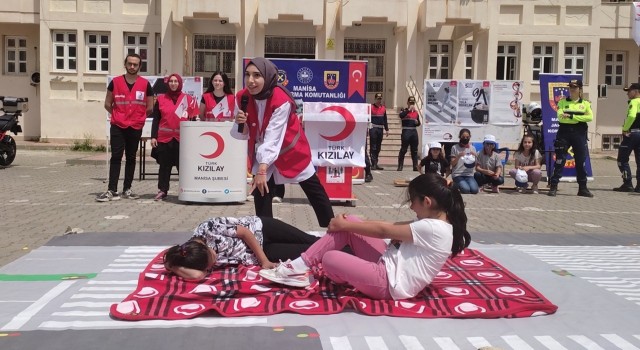 Türk Kızılaydan öğrencilere ilk yardım eğitimi