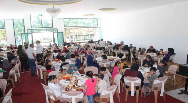 Türk ve Suriyeli çocuklar yemekte bir araya geldi