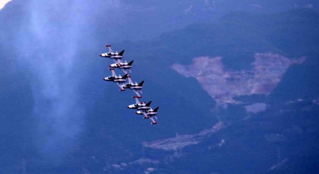 Türk Yıldızlarının İskenderundaki gösterisi nefes kesti