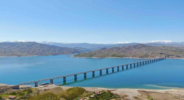 Türkiyenin en uzun demir yolu köprüsü Elazığda