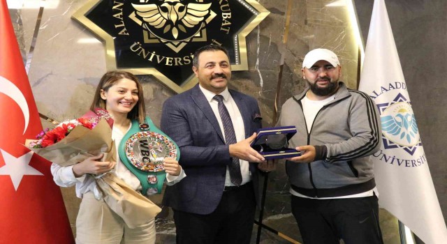 Türkiyenin ilk WBC Kadın Şampiyonu Çetin, Dünya Şampiyonu Serronaya meydan okudu