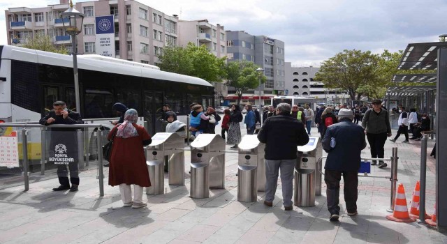 Turnikeli otobüs durağı ile trafik güvenliği arttı, bekleme süresi azaldı