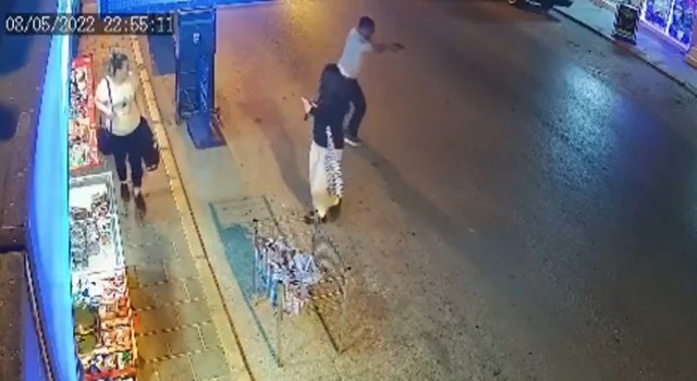 Tütüncüye silahlı saldırı kamerada