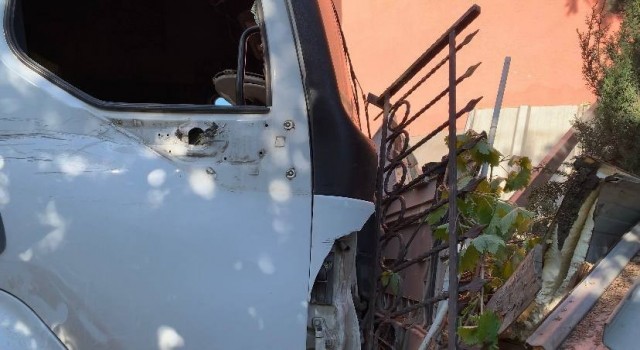 Tuzlada freni boşalan tır önce araca çarptı ardından müstakil eve daldı
