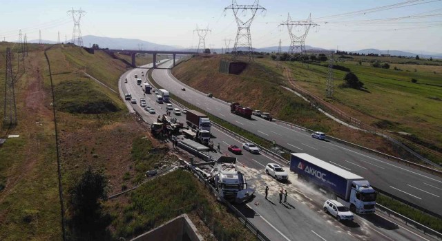 Tuzlada tır dijital trafik levhasına çarptı, ortalık savaş alanına döndü: 2 yaralı
