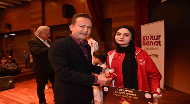 Tuzlanın başarılı öğrencilerine altın yağmuru