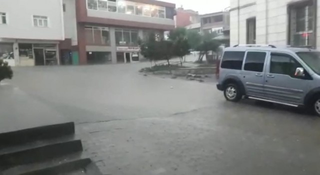 Tuzlucada sağanak yağış cadde ve sokakları göle çevirdi