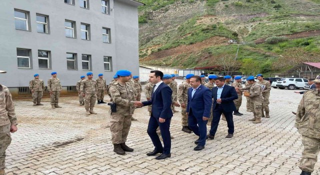 Uluderede güvenlik güçleri ve vatandaşların bayramı kutlandı