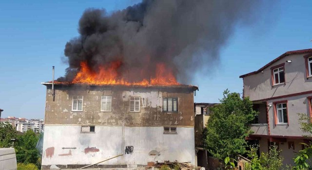 Ümraniyede 2 katlı bir binanın çatısında yangın çıktı. Olay yerine çok sayıda itfaiye ekibi sevk edildi. Ekiplerin yangına müdahalesi sürüyor.