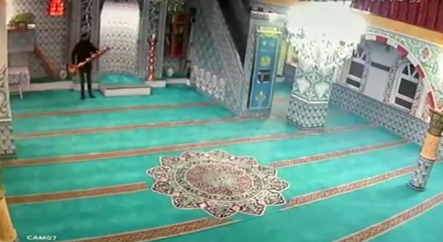 Ümraniyede camiden şamdan çalan hırsız yakalandı