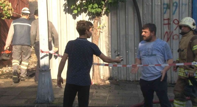 Ümraniyede hurdalık deposu alev alev yandı, mahalleli sokağa döküldü
