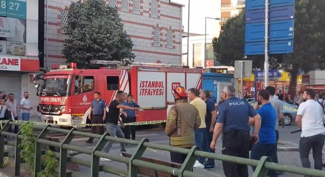 Ümraniyede korku dolu anlar: Önüne gelene bıçak çekip intihara kalkıştı