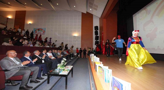 Üniversitede çocuk edebiyatı festivali düzenlendi