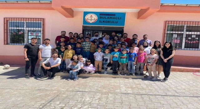 Üniversiteli gençlerden minik öğrencilere destek