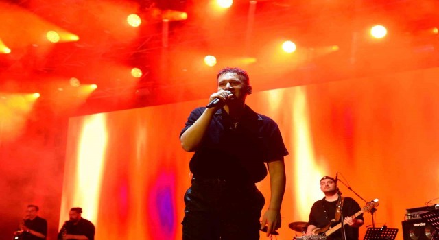 Ünlü şarkıcı Edisten Bursada coşkulu konser