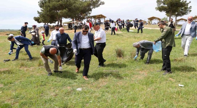 Uşak protokolü Yeşil Karaağaç Göledinde 40 poşet çöp toplandı