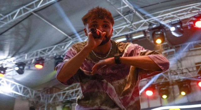 Uşakta binlerce kişi Sefo konserinde doyasıya eğlendi