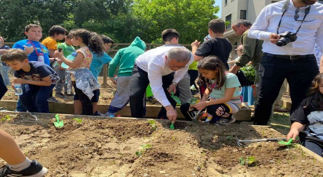 Üsküdarda fideler toprakla buluştu, ortaya renkli görüntüler çıktı