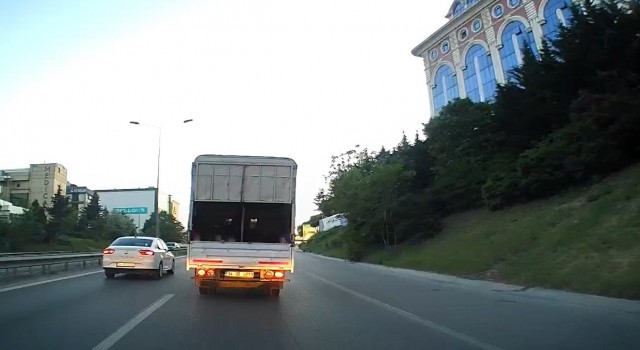 Üsküdarda kamyonet kasasındaki çocukların tehlikeli yolculuğu kamerada