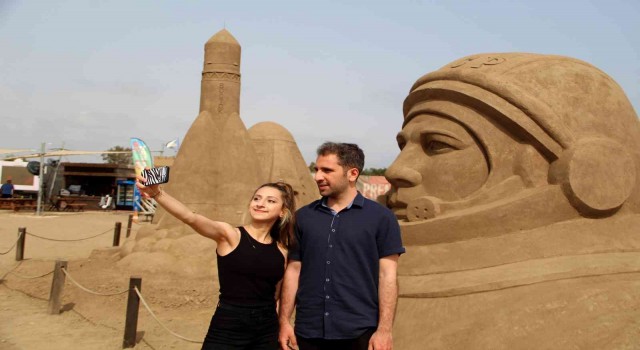Uzay Macerası temalı kum heykellere yoğun ilgi