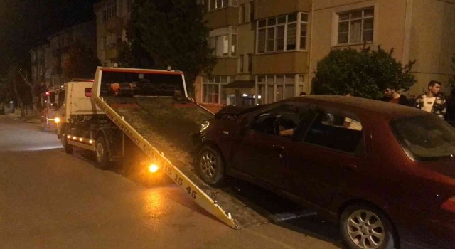 Uzunköprüde direksiyon hakimiyetini kaybeden sürücü bariyerlere çarparak durabildi