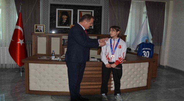 Vali Akbıyık, dünya üçüncüsü Abiyi kabul etti