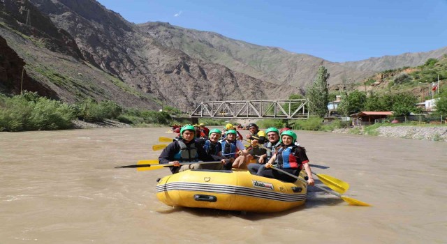 Vali Akbıyık Zap Suyunda rafting yaptı