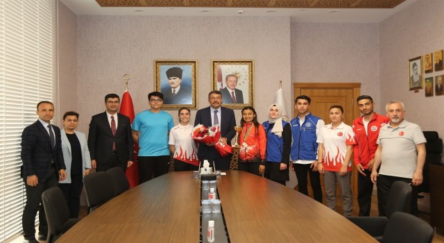 Vali Ali Çelikten gençlere tavsiye: Spordan asla vazgeçmeyin