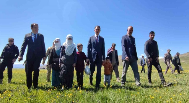 Vali Balcı, İranın sıfır noktasında hayvanlarını otlatan çoban ve peynir otu toplayan vatandaşları ziyaret etti