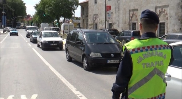 Vali Canalp, ‘cep telefonu çağımızın hastalığı diyerek yayalara uyarıda bulundu