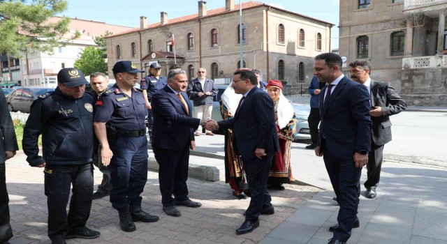 Vali Çiçek, Develide ilçe protokolü ve muhtarlarla bir araya geldi