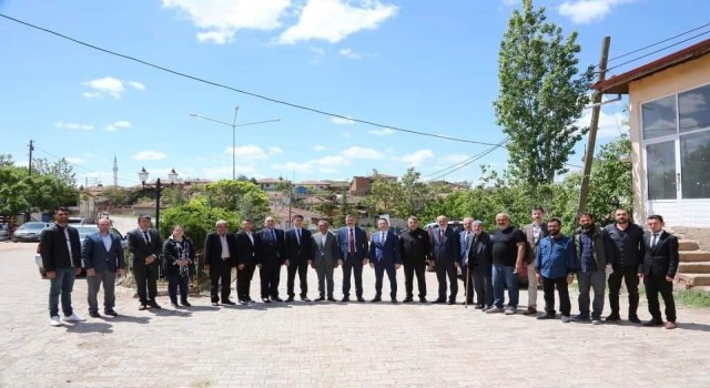 Vali Çiftçi, cuma namazını tarihi camide kıldı