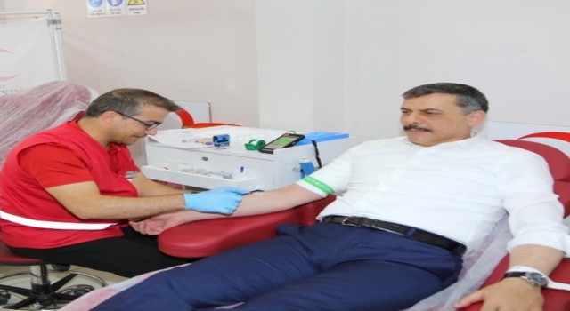 Vali Çiftçiden 35. kan bağışı