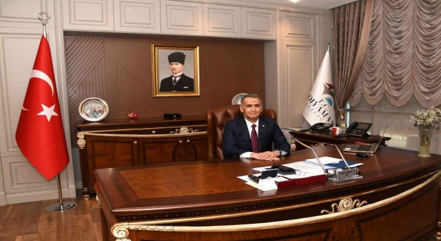 Vali Çuhadar, Anneler Gününü kutladı