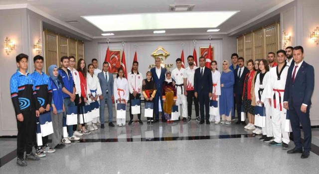 Vali Çuhadarın 19 Mayıs Atatürkü Anma, Gençlik ve Spor Bayramı mesajı