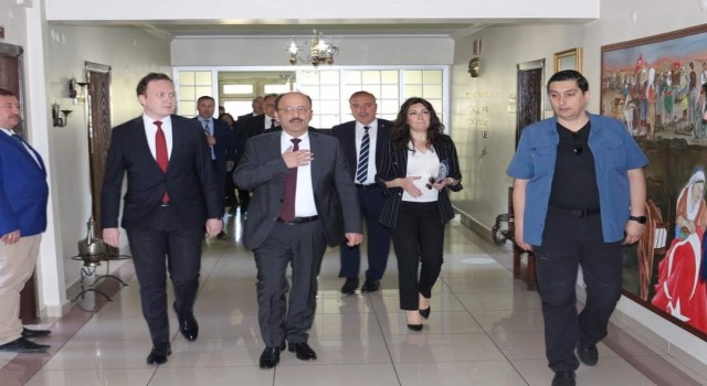 Vali Güner veda ziyaretlerine başladı
