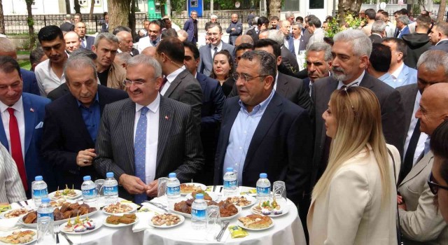 Vali Karaloğlu, Diyarbakırlılarla bayramlaştı
