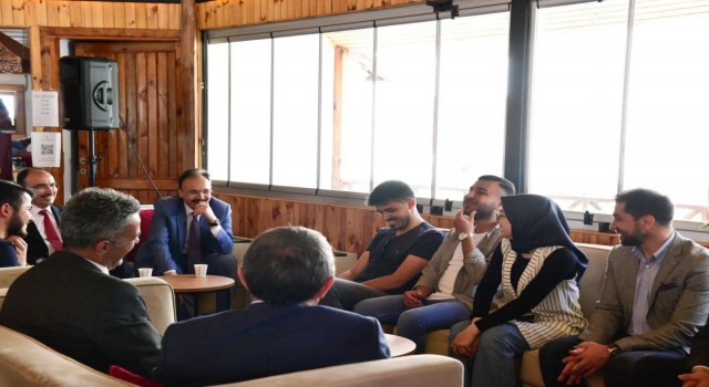 Vali Kızılkaya üniversiteli gençlerle Genç Ofiste bir araya geldi