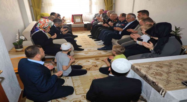 Vali Özkan, şehit İsmet Işıkın ailesini ziyaret etti